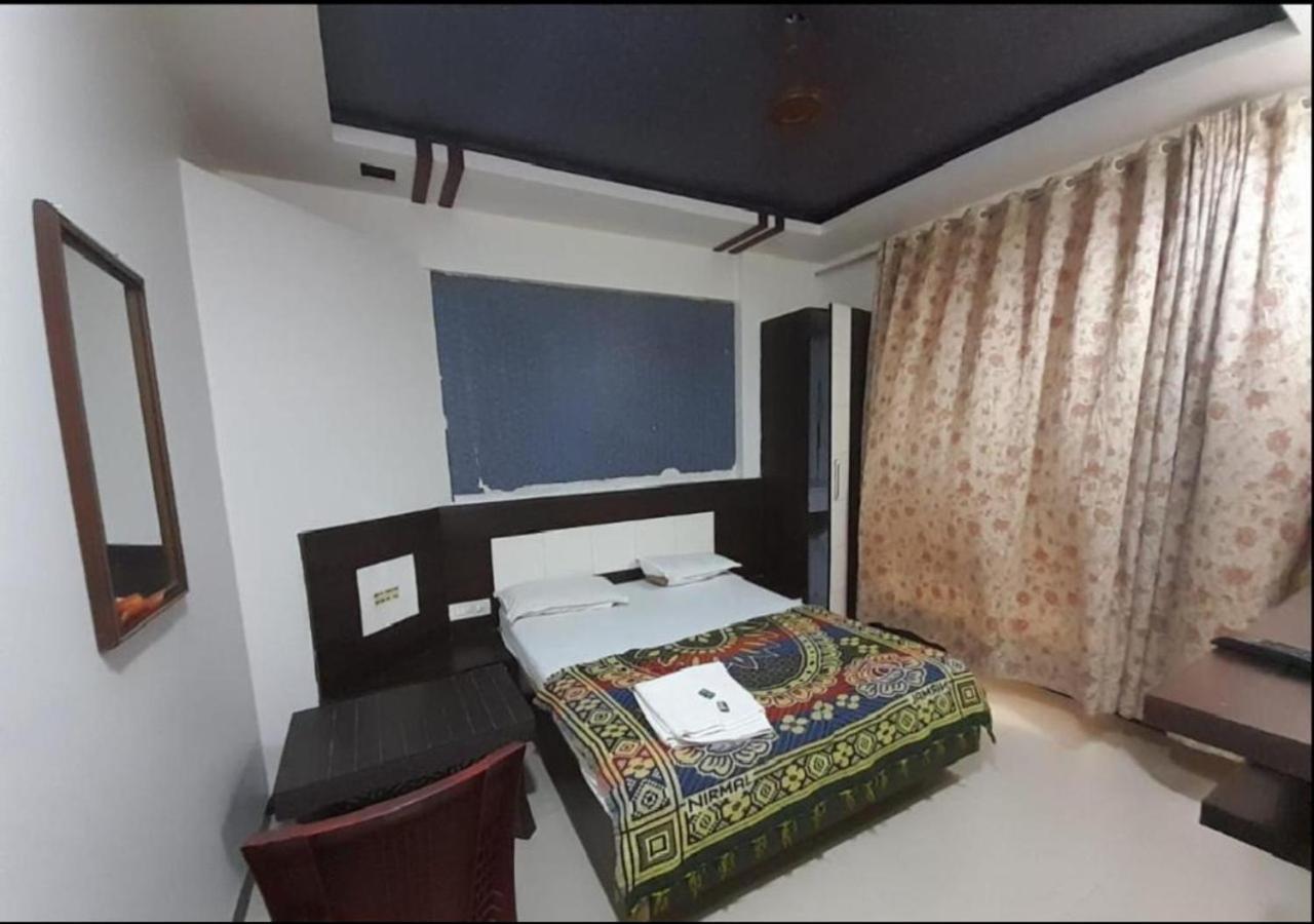 Hotel Sai Ganesh Lodging & Boarding By Wb Inn Titwala Eksteriør billede