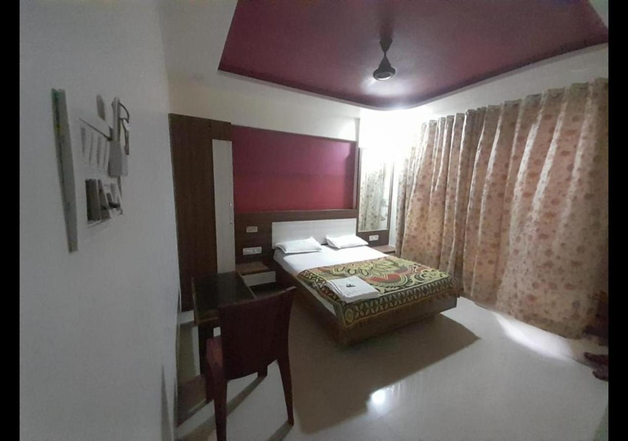 Hotel Sai Ganesh Lodging & Boarding By Wb Inn Titwala Eksteriør billede